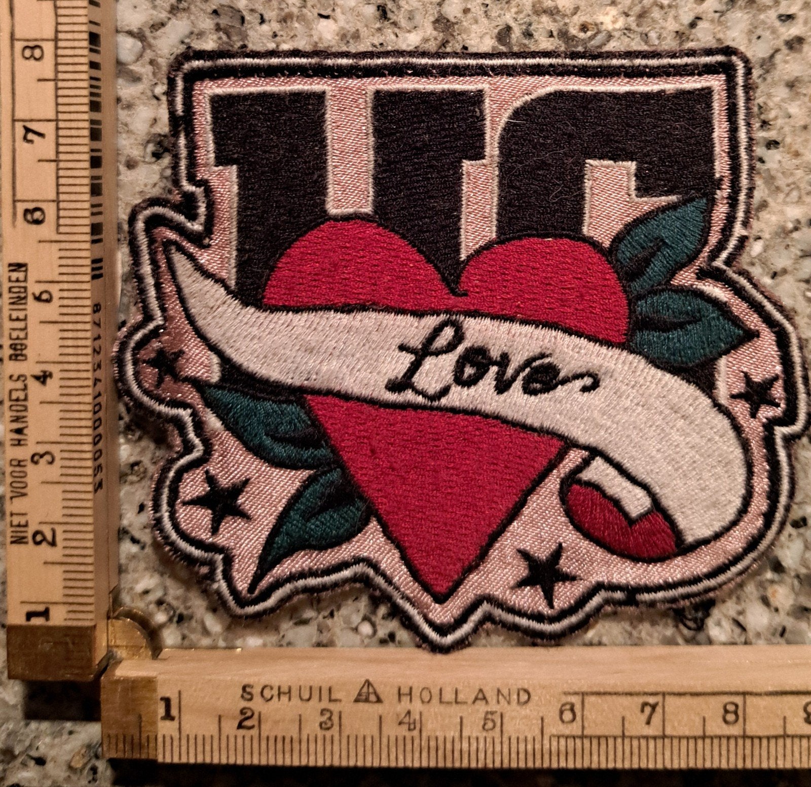 Vintage geborduurde Vintage badge patch Love en letters UC, Ophalen of Verzenden, Zo goed als nieuw, Overige applicaties