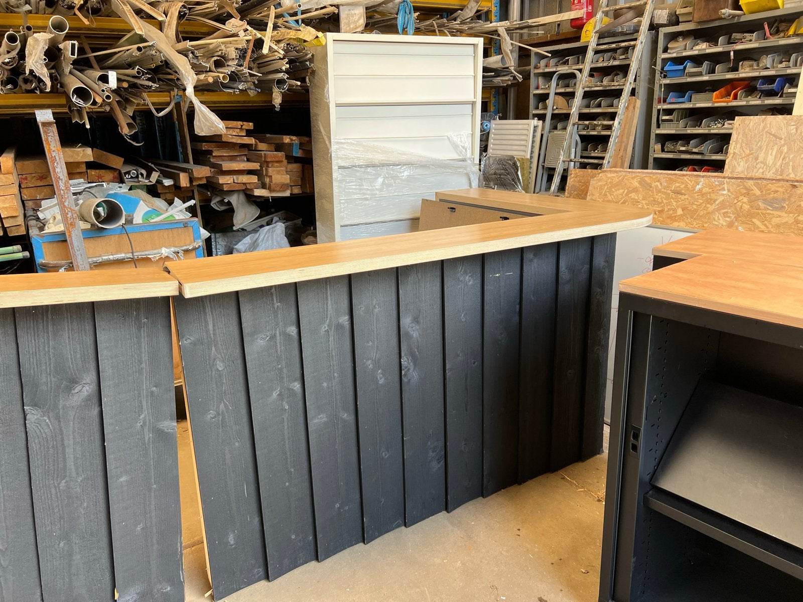 Zwarte houten bar met houten blad, Ophalen, Gebruikt