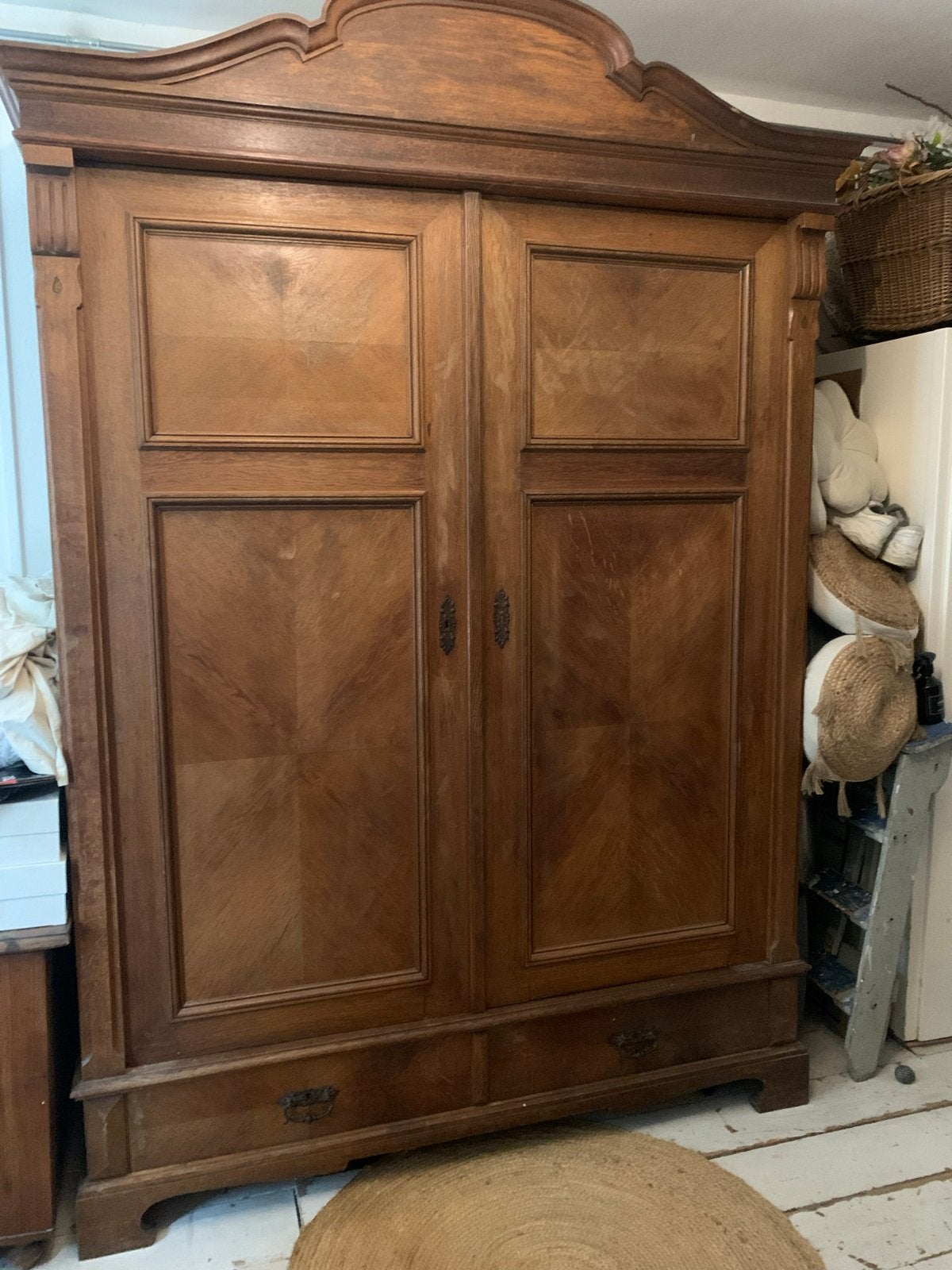 Antieke houten kledingkast met twee deuren en lades, Antiek en Kunst, Ophalen