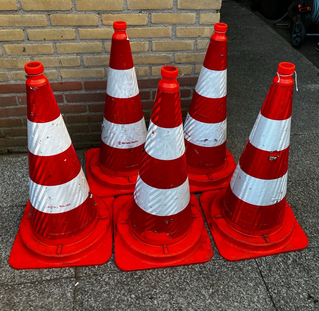 Set van 5 grote , gebruikte verkeerskegels / pylonen, Ophalen of Verzenden