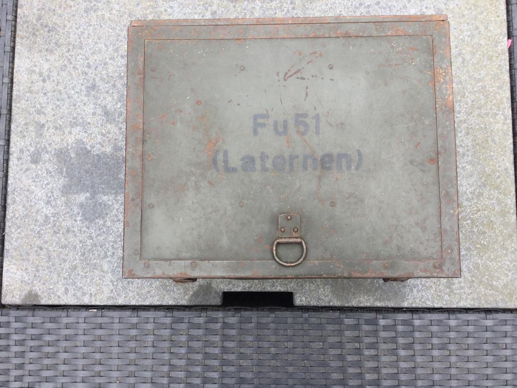 Stalen kist voor bakelieten lantaarns (FU 51) met inhoud., Verzamelen, Ophalen of Verzenden, Landmacht, Duitsland, Overige typen