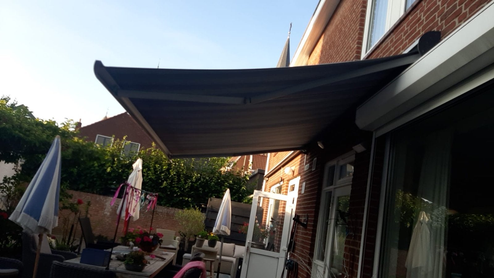 Elektrisch goed werkend knikarmscherm - Grijs - 4,50 breed, Tuin en Terras, Zonneschermen, Zo goed als nieuw, Knikarmscherm, 150 tot 300 cm