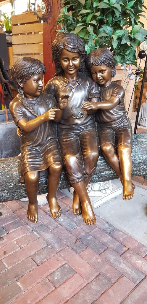 brons/ 3 kinderen op boomstam / TUINBEELD, Ophalen, Nieuw, Peize, Info@huisentuindecoratiemarie.nl