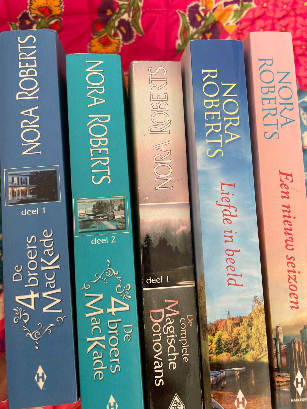 Nora Roberts Boekenpakket - 5 Romans kleine boeken, Ophalen of Verzenden, Gelezen, Europa overig