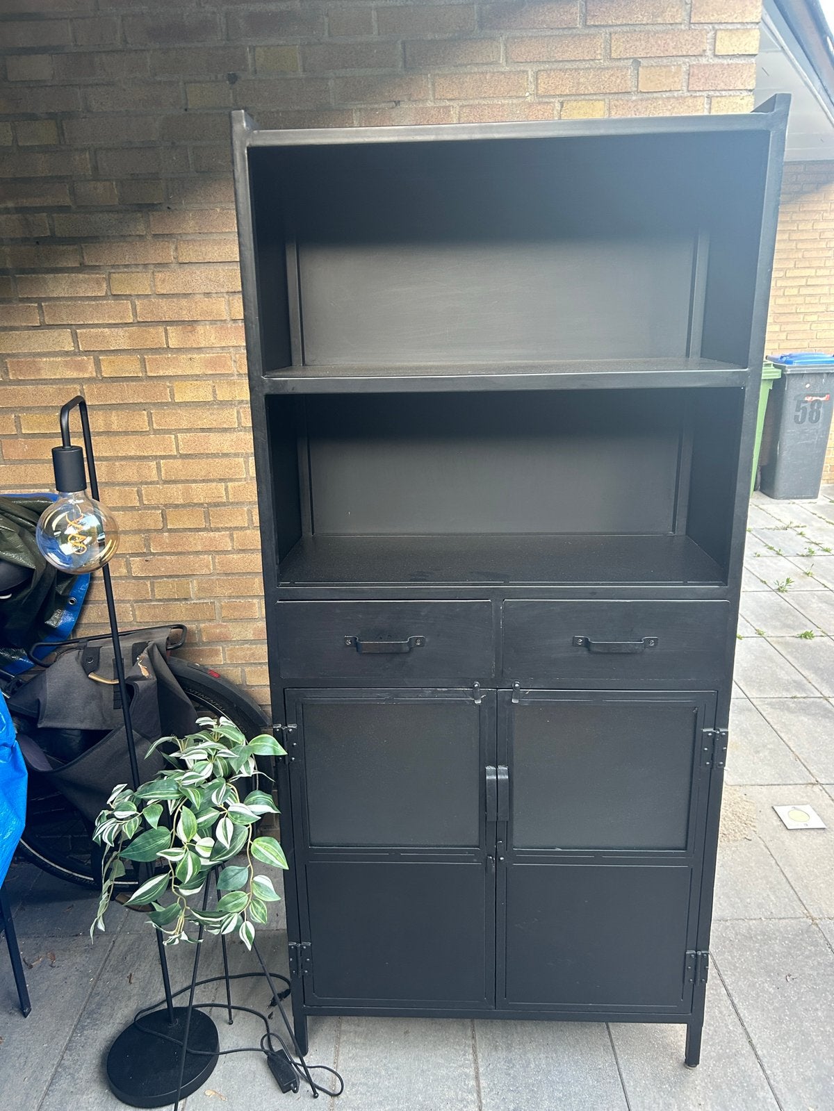 Gratis af te halen : zwart metalen kast, Huis en Inrichting, Kasten | Boekenkasten, Ophalen, Gebruikt, Met deur(en), 50 tot 100 cm