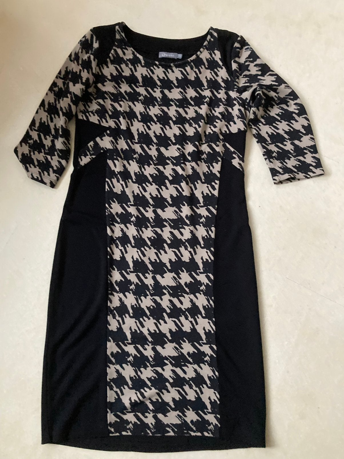 Geisha jurkje pied de poule zwart/beige, maat L (40), Kleding | Dames, Ophalen of Verzenden, Zo goed als nieuw, Maat 42/44 (L)