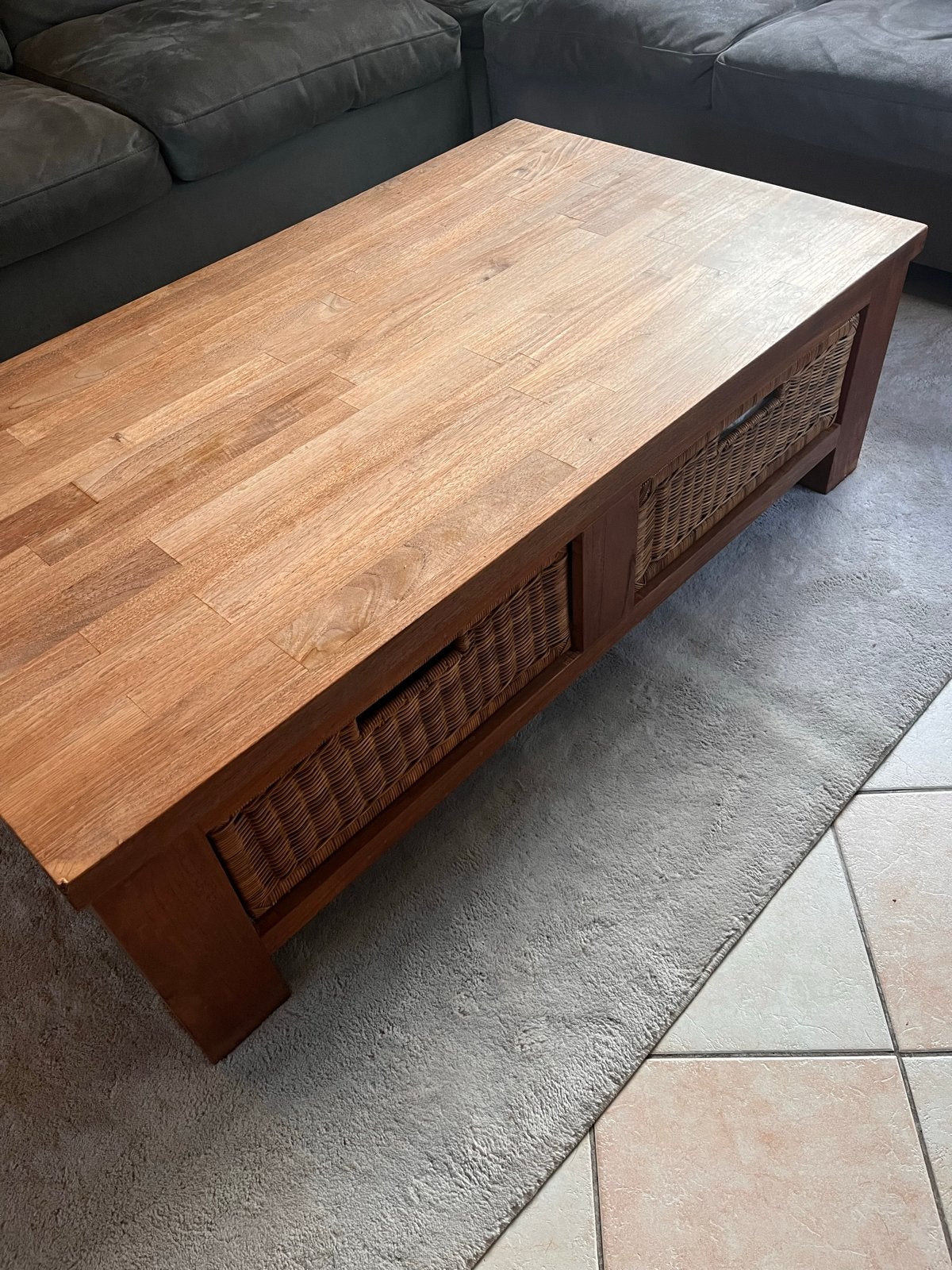 Massief houten salontafel met rieten manden, Huis en Inrichting, Ophalen, Gebruikt, 100 tot 150 cm, Teakhout