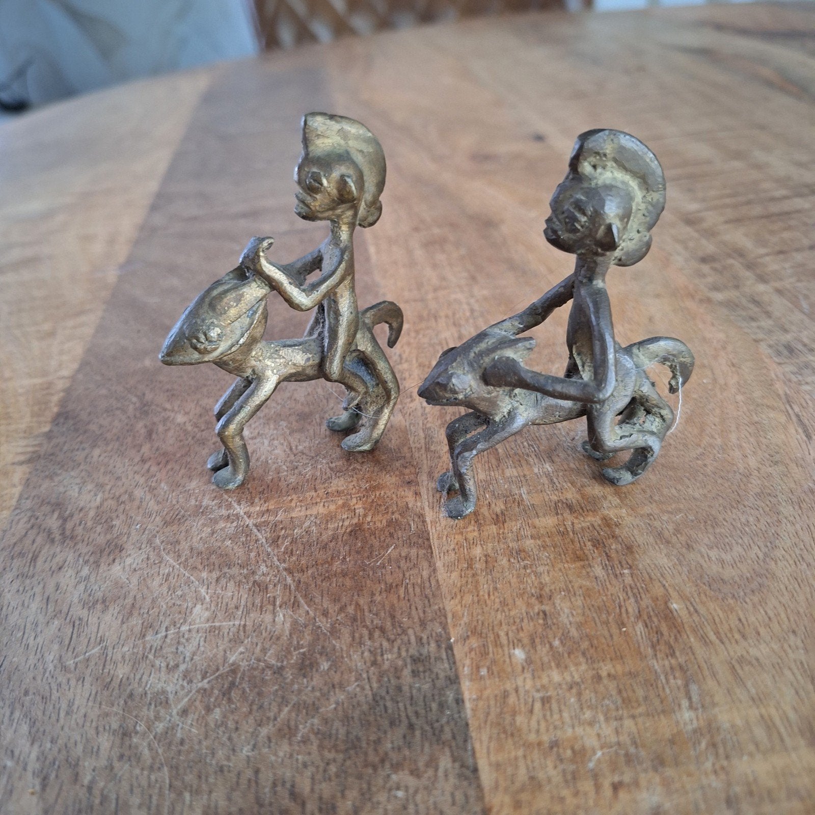 Twee bronzen beeldjes van figuren op dieren, Handgemaakt, Minder dan 20 cm, Ophalen of Verzenden, Brons
