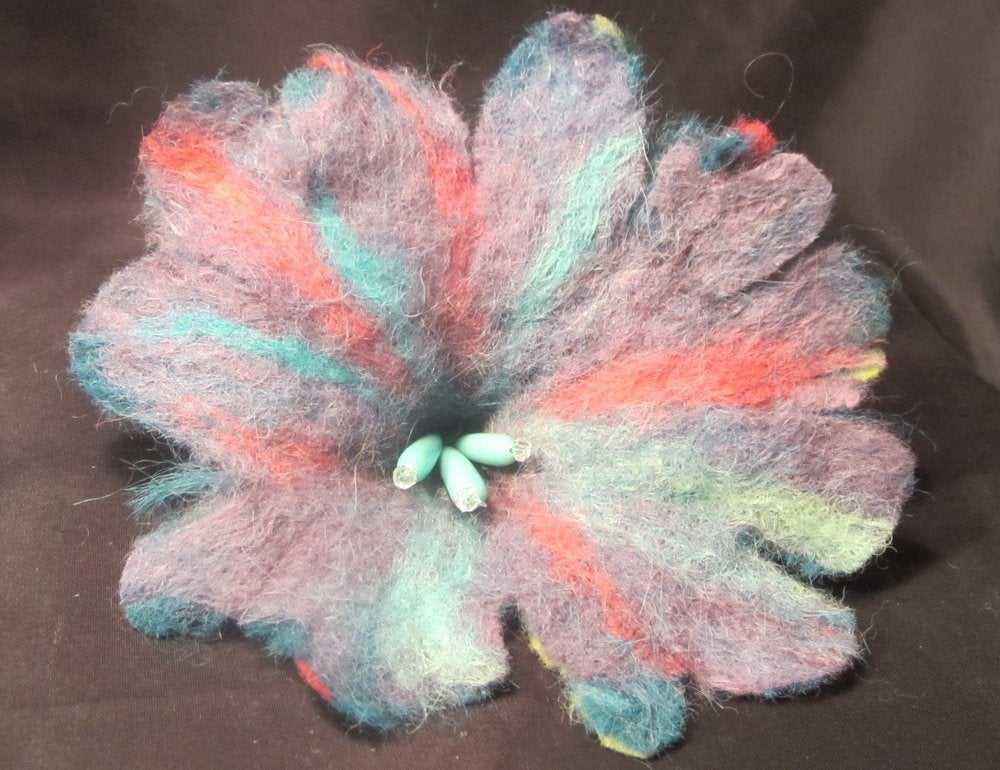 Handgemaakte vilten bloem: alpacawol + zijde (4), Hobby en Vrije tijd, Verzenden, Nieuw, Figuurtje(s), Wolvilt