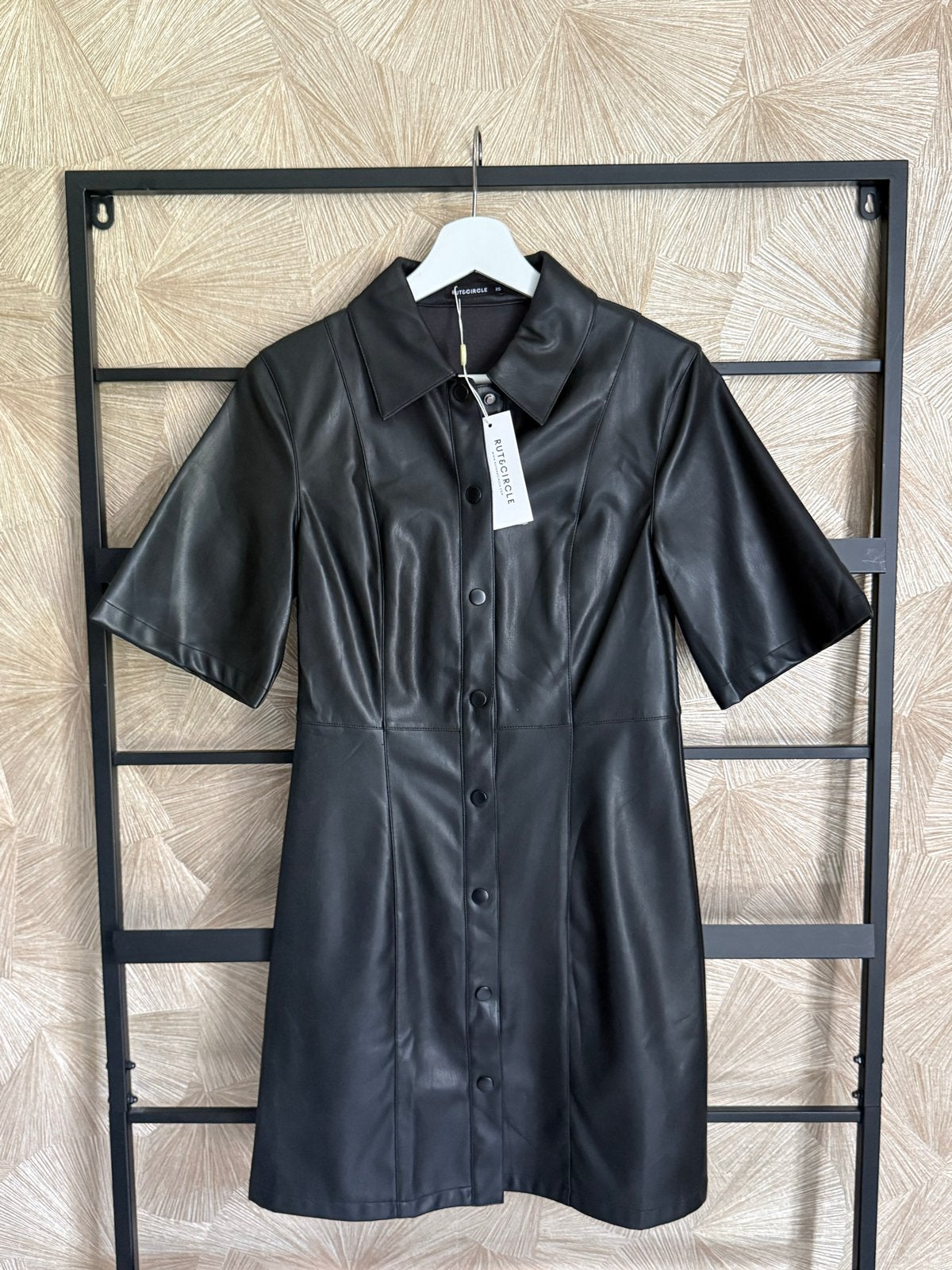 Nieuw. Zwart imitatie leren jurkje, Kleding | Dames, Jurken, Zwart, Nieuw, Ophalen of Verzenden, Maat 34 (XS) of kleiner