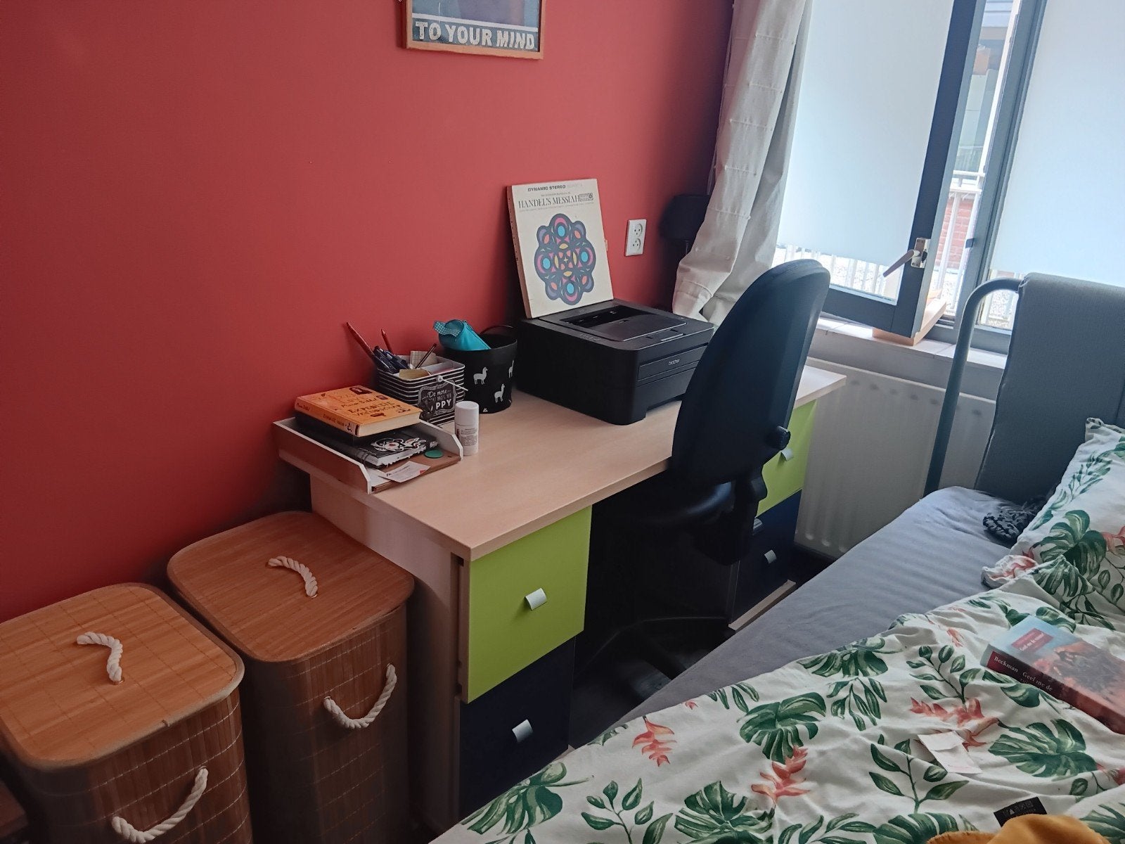 Bureau met 2 lades en 2 kasten + bureaustoel, amper gebruikt, Ophalen, Zo goed als nieuw