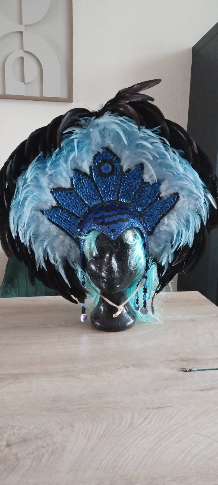 Prachtige Blauwe Veren Hoofdtooi - met pruik. Carnaval/Feest, Ophalen, Zo goed als nieuw, Accessoires