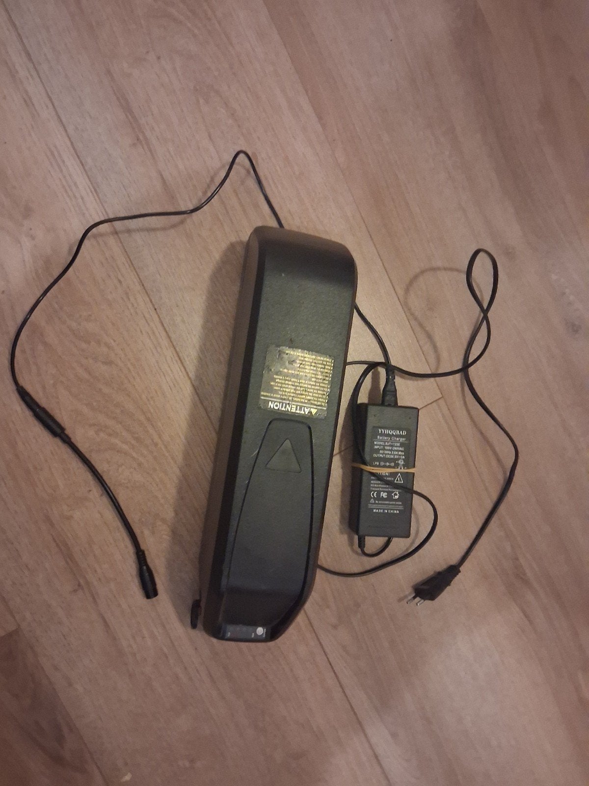 Fatebike accu met lader (4-pins), Ophalen of Verzenden, Gebruikt