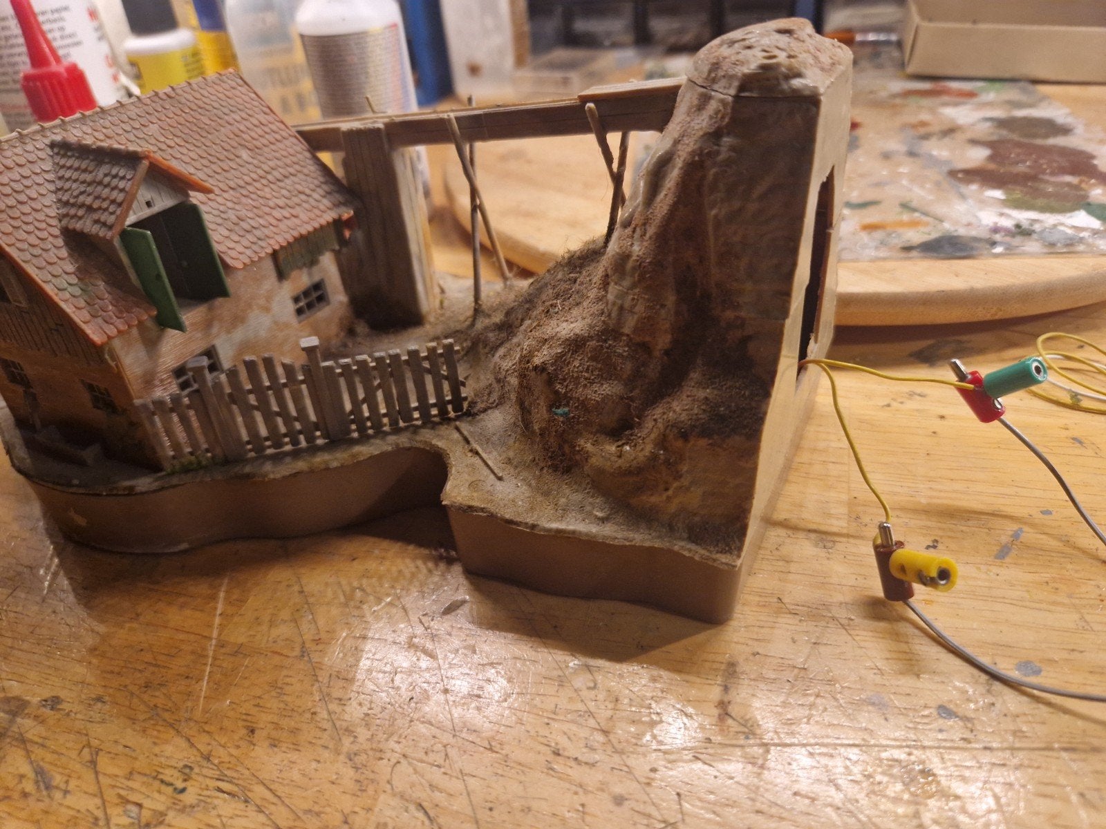 Vintage Modelbouw Huisje met Brug en Berglandschap, Overige merken, Gebruikt, Gelijkstroom of Wisselstroom, Brug, Tunnel of Gebouw