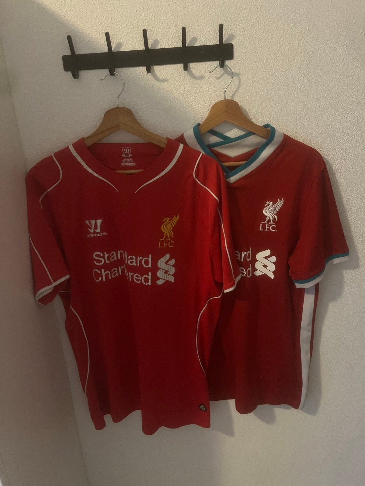 2x Officiële Liverpool Shirts - Gedragen Staat, Ophalen, Maat 52/54 (L), Voetbal, Gedragen