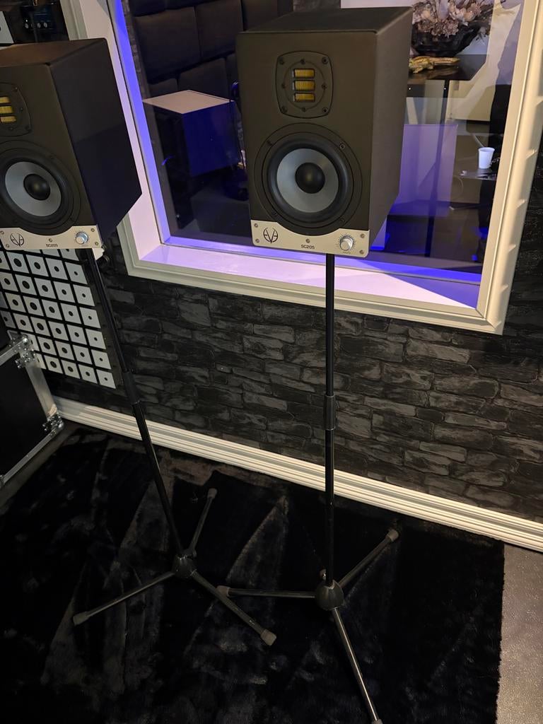 Eve Audio SC205 studio monitoren incl. K&M statieven, Zo goed als nieuw, Www.Leicomusicshop.nl, Www.Leicomusicshop.nl, Www.Leicomusicshop.nl