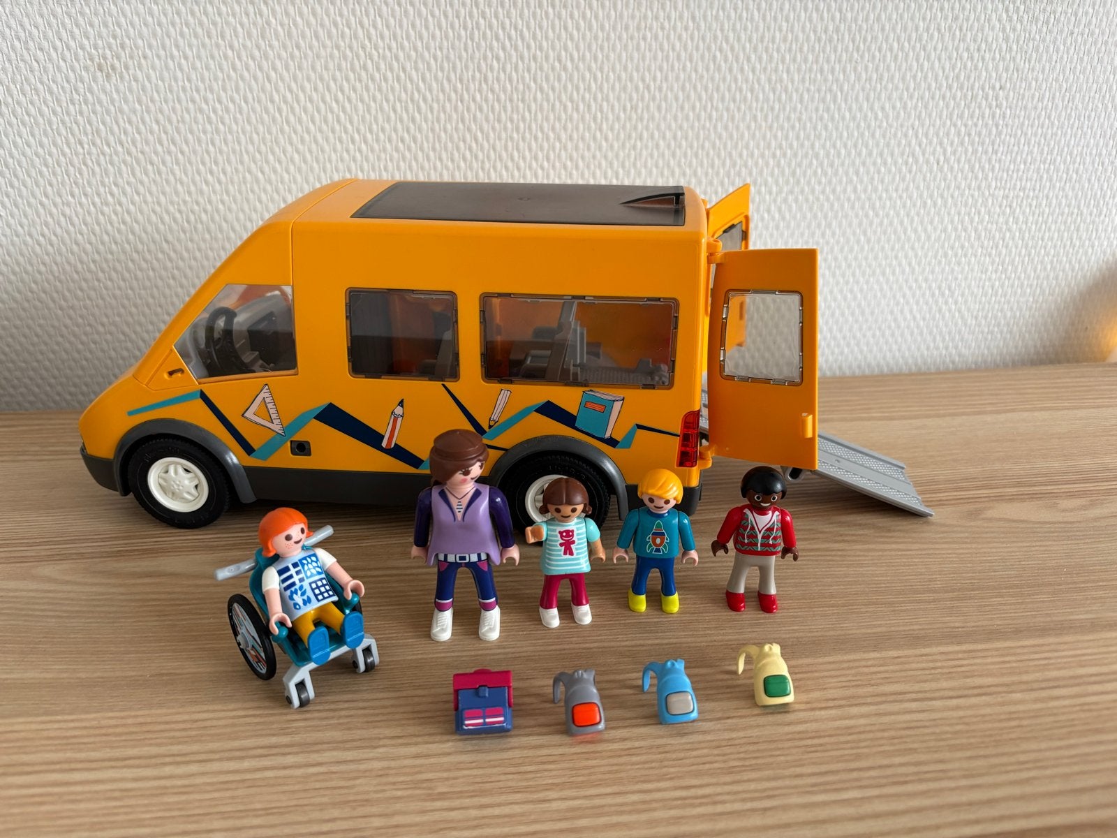 Playmobil Schoolbus met figuren en accessoires, Kinderen en Baby's, Ophalen of Verzenden, Zo goed als nieuw
