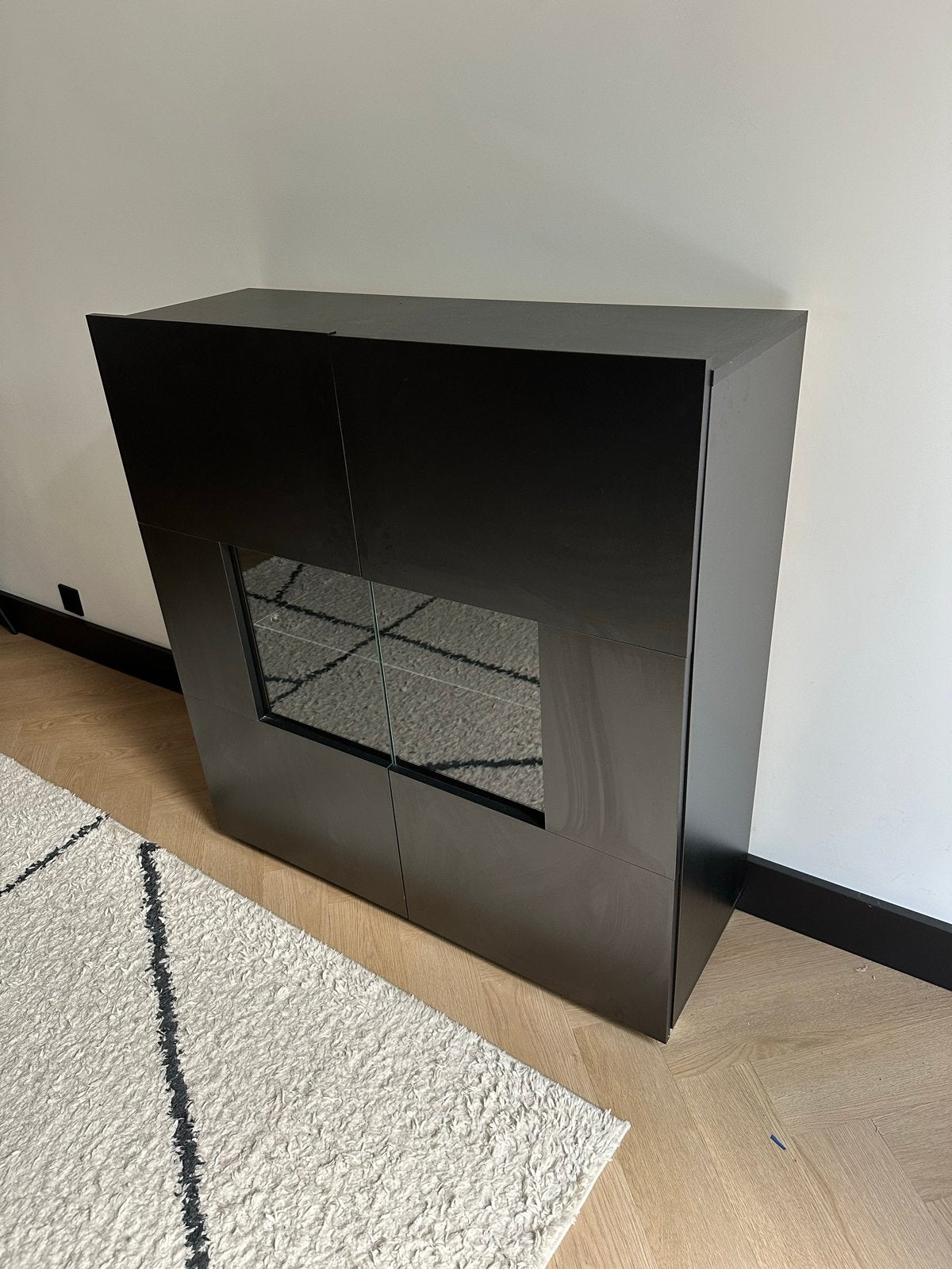 Moderne zwarte vitrinekast met glazen deuren, Ophalen, 100 tot 150 cm, Zo goed als nieuw, 25 tot 50 cm
