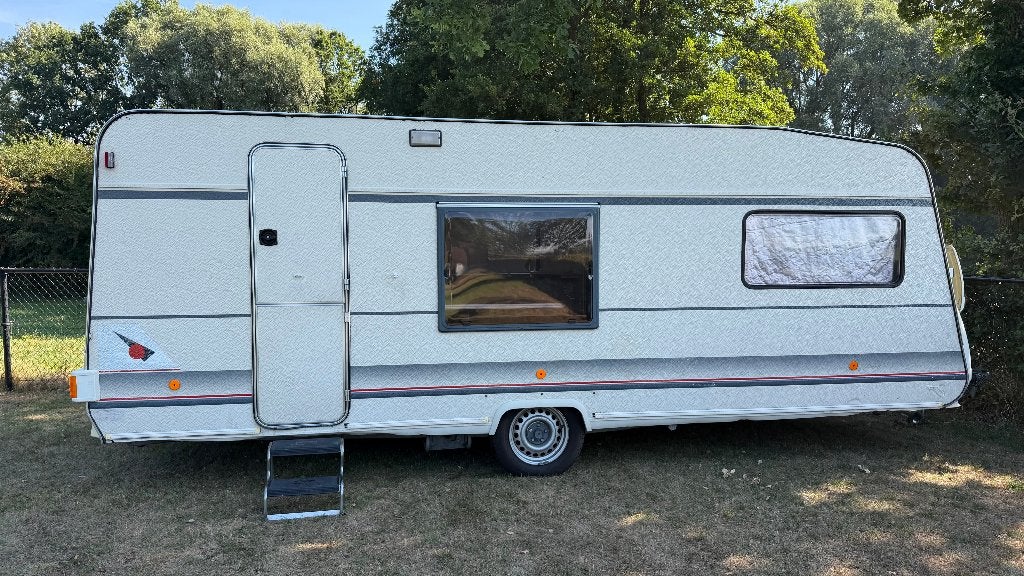 Ruime Bürstner caravan met voortent, slaaptent, luifel etc., Caravans en Kamperen, Treinzit, Particulier, 2 aparte bedden, Bürstner
