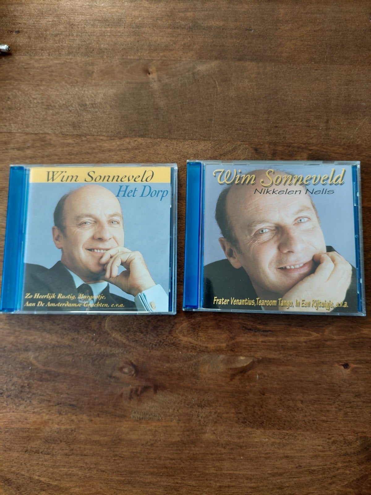 Wim Sonneveld CD's: Het Dorp & Nikkelen Nelis (2 stuks), Gebruikt, Cabaret of Kleinkunst, Ophalen of Verzenden, Inclusief doosje