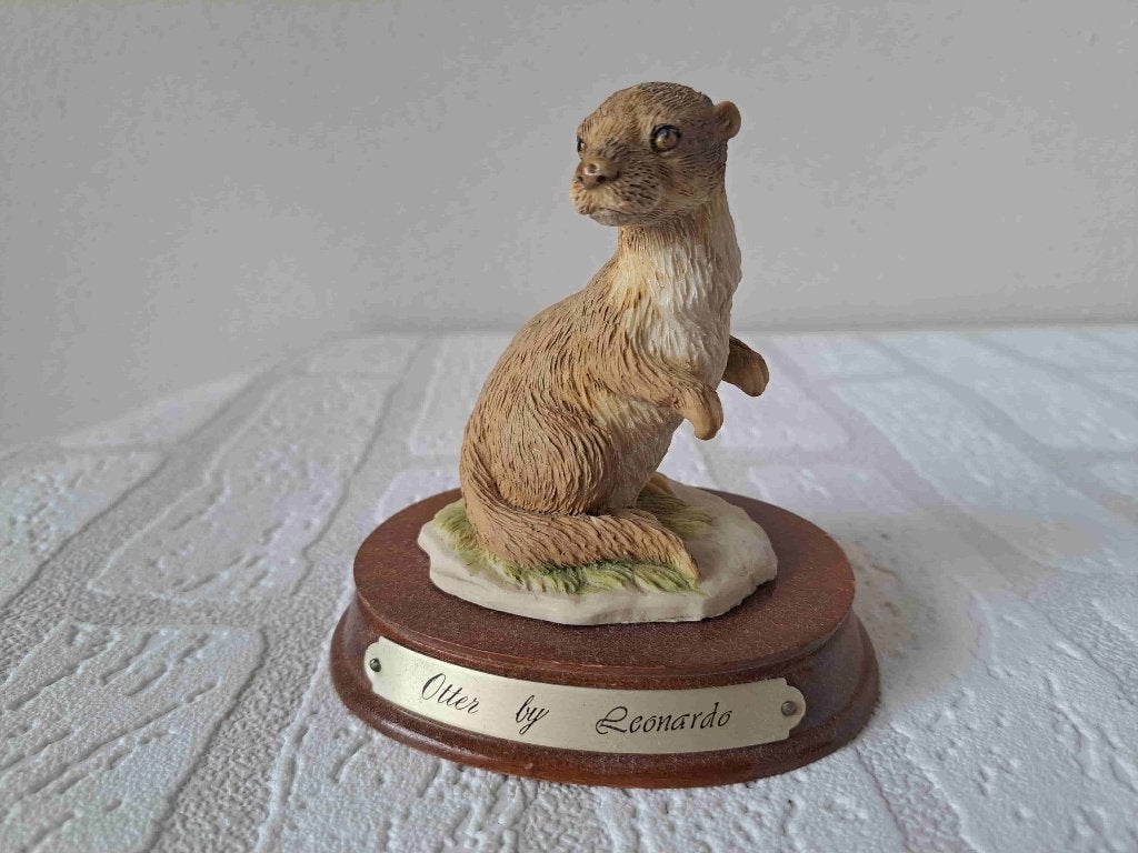 Otter Beeld op Houten Plateau The Leonardo Collection, Verzamelen, Ophalen of Verzenden, Zo goed als nieuw, Dier