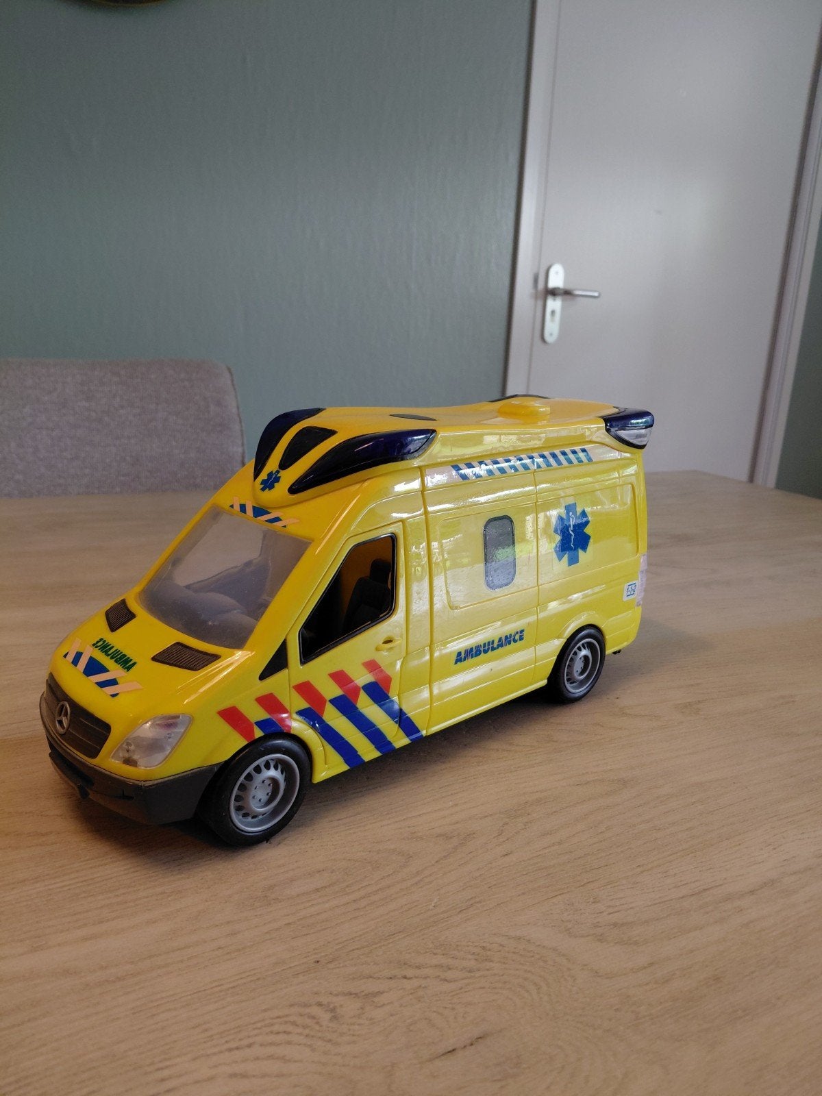 Gele speelgoed ambulance met brancard, Ophalen, Gebruikt