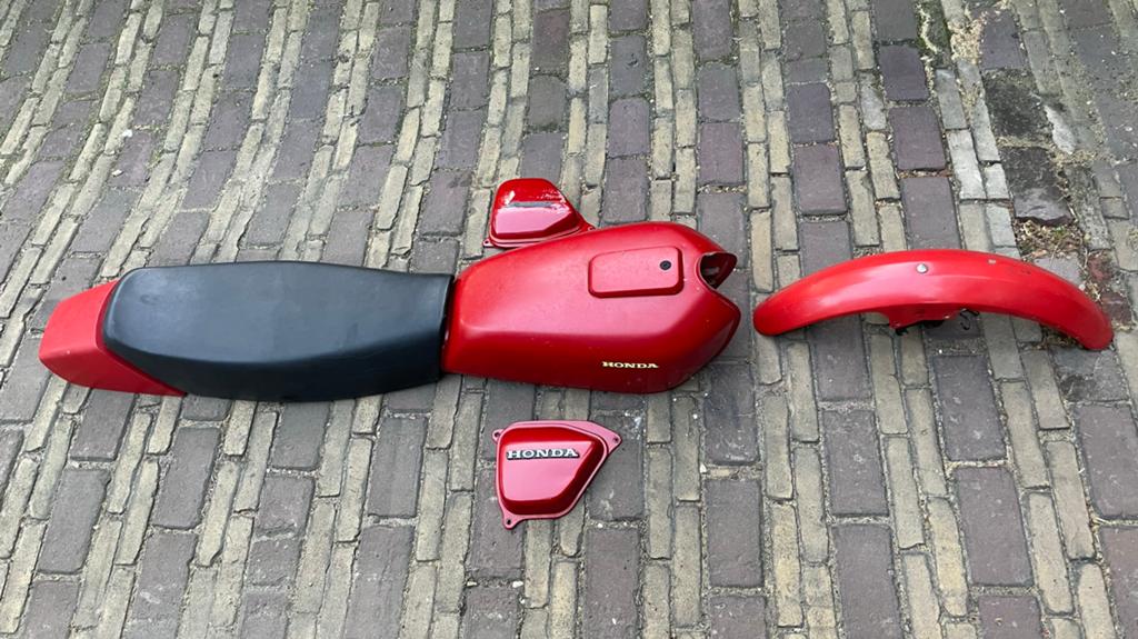 Honda CJ 250 / 360 onderdelen (past op Honda CB) tank kapjes, Motoren, Ophalen, Gebruikt