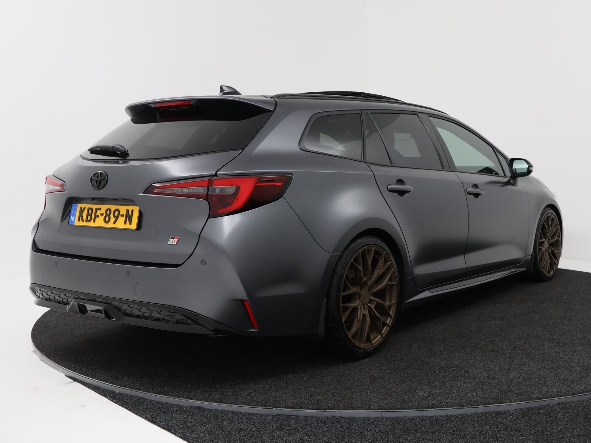 Foto 2 van Toyota Corolla Touring Sports Hybrid 180 GR Sport Kage Limit