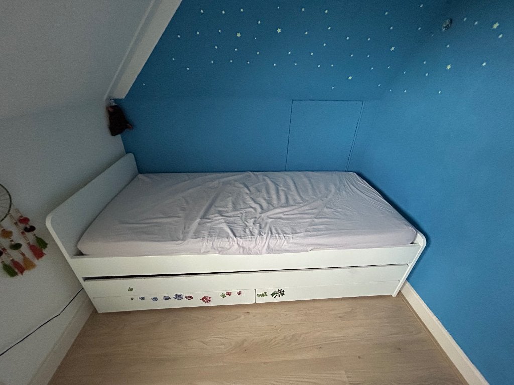 Wit kinderbed met uitschuifbaar logeerbed en opberg lades, Ophalen, 85 tot 100 cm, Gebruikt, Lattenbodem