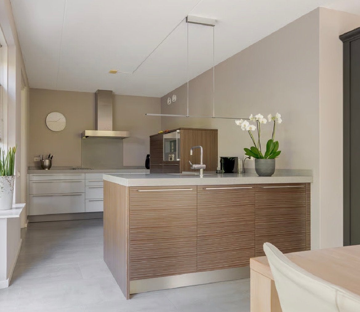 Moderne keuken eiland, koelkast, vriezer. Inductiekookplaat, Ophalen, Gebruikt, Bruin, Met kookeiland