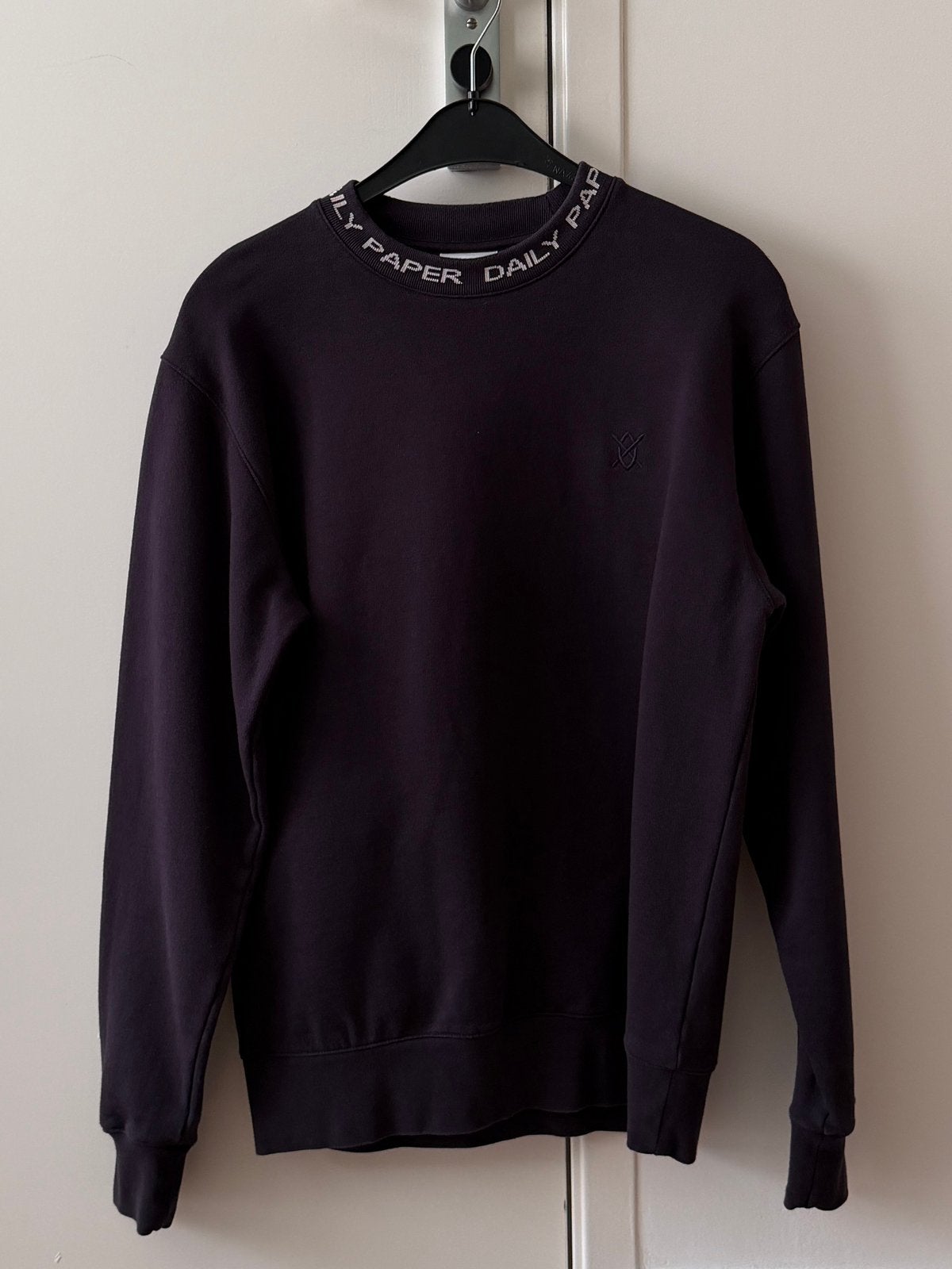 NIEUW Daily Paper sweater met logo in kraag, maat S, Ophalen of Verzenden, Zo goed als nieuw, Maat 46 (S) of kleiner, Blauw