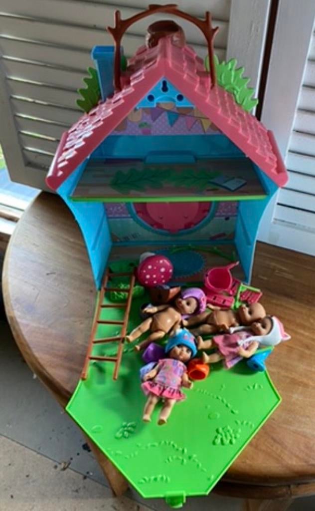 Chou Chou poppenhuis met poppen en accessoires, Kinderen en Baby's, Speelgoed | Poppen, Ophalen of Verzenden, Gebruikt, Babypop