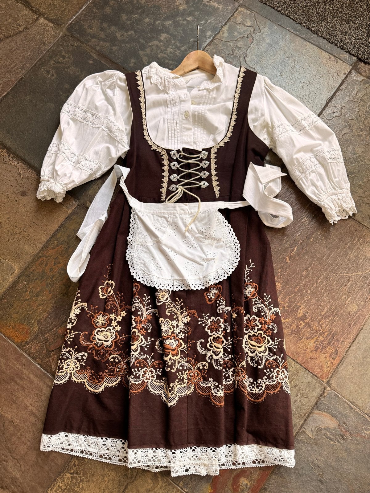 Traditionele Dirndl Jurk met Schort en Blouse, Maat 38/40 (M), Ophalen of Verzenden, Kleding, Overige thema's