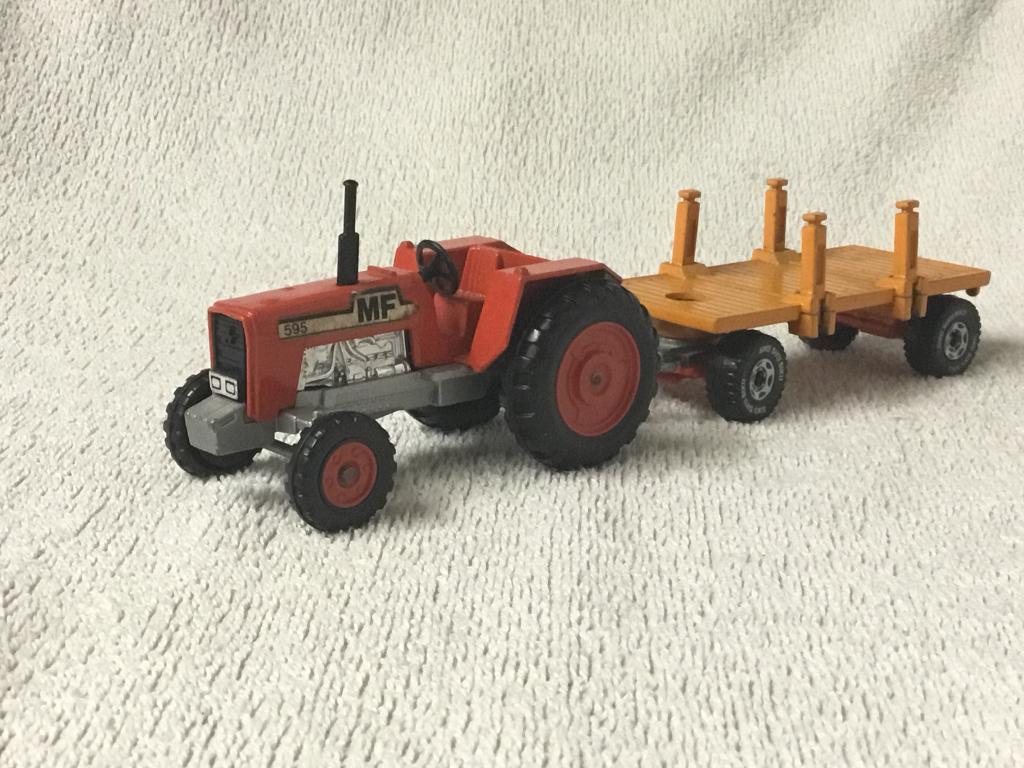 Massey Ferguson tractor met SIKU aanhanger voor bomen, Ophalen of Verzenden, Zo goed als nieuw, Hijskraan, Tractor of Landbouw