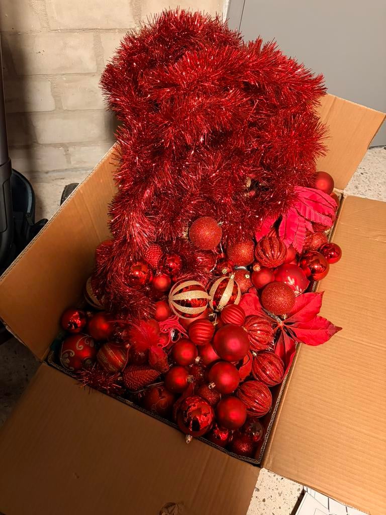 Grote doos vol met rode kerstdecoratie/ ballen, Diversen, Kerst, Ophalen, Zo goed als nieuw