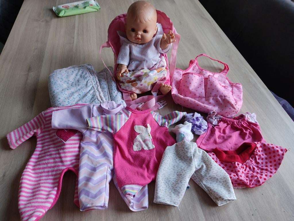 Babypop met diverse kleding en draagzak, Kinderen en Baby's, Speelgoed | Poppen, Ophalen, Gebruikt, Babypop