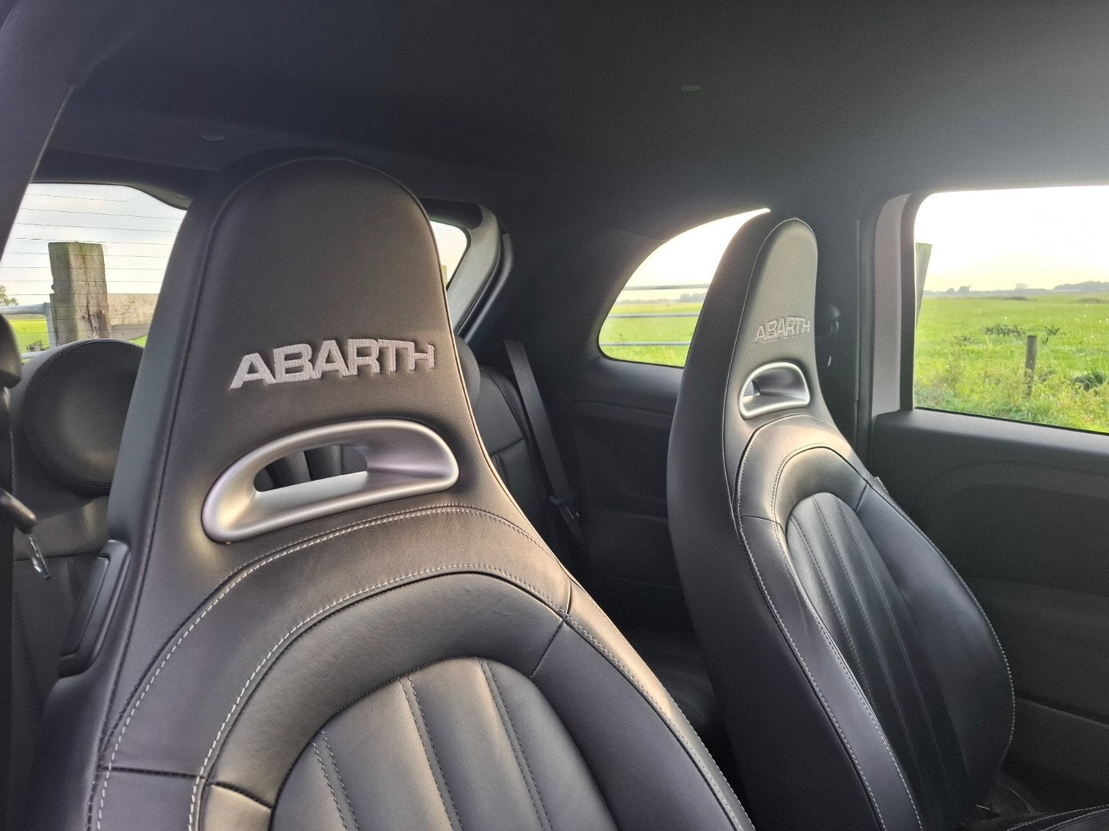 Foto 12 van Fiat 500 1.4 T-jet Abarth 595 145pk Wit 2019 Leder