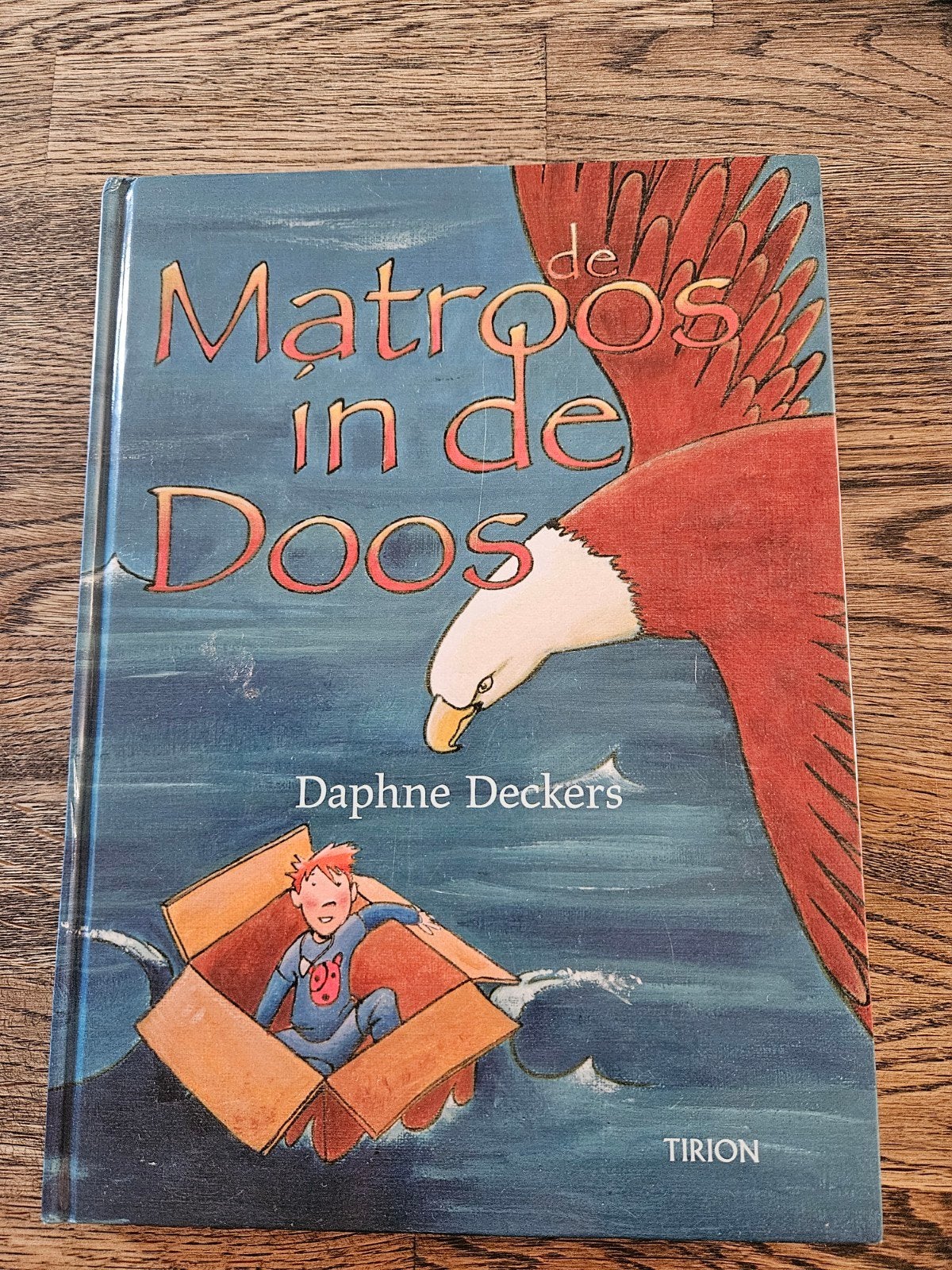 De Matroos in de Doos - Daphne Deckers (Kinderboek), Boeken, Ophalen of Verzenden, Gelezen, Daphne Deckers, Fictie algemeen