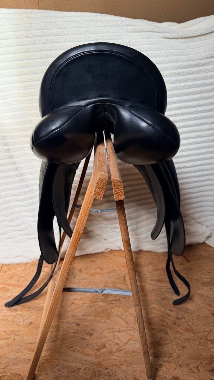 Hulsebos WB4 dressuurzadel 17,5 inch – nette staat, Dieren en Toebehoren, L (17.5 inch), Gebruikt, Dressuur, Inclusief zadelhoes