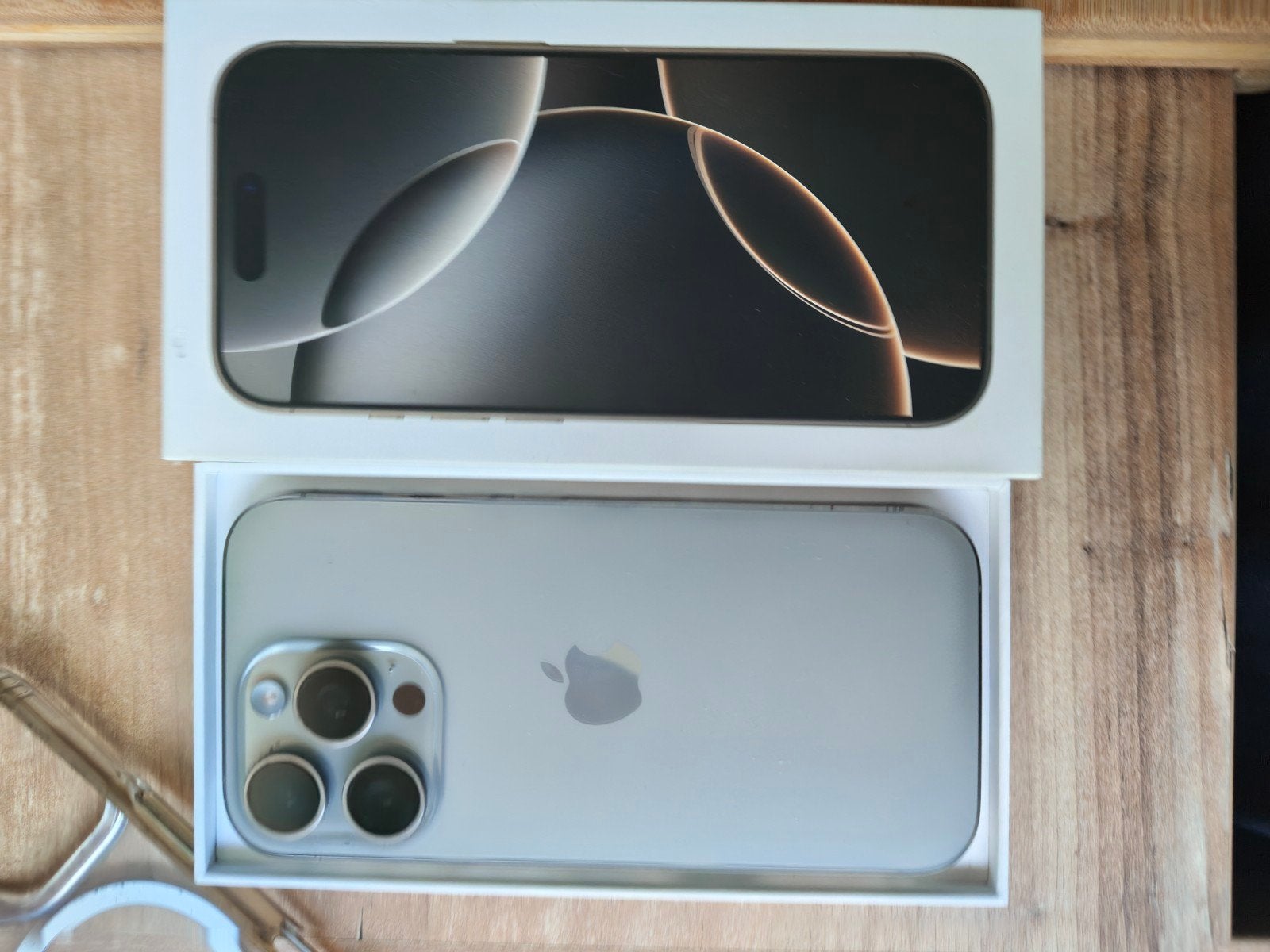 iPhone 16 Pro 256GB titanium met doosje en hoesje, Telecommunicatie, Mobiele telefoons | Apple iPhone, Ophalen of Verzenden, Zo goed als nieuw