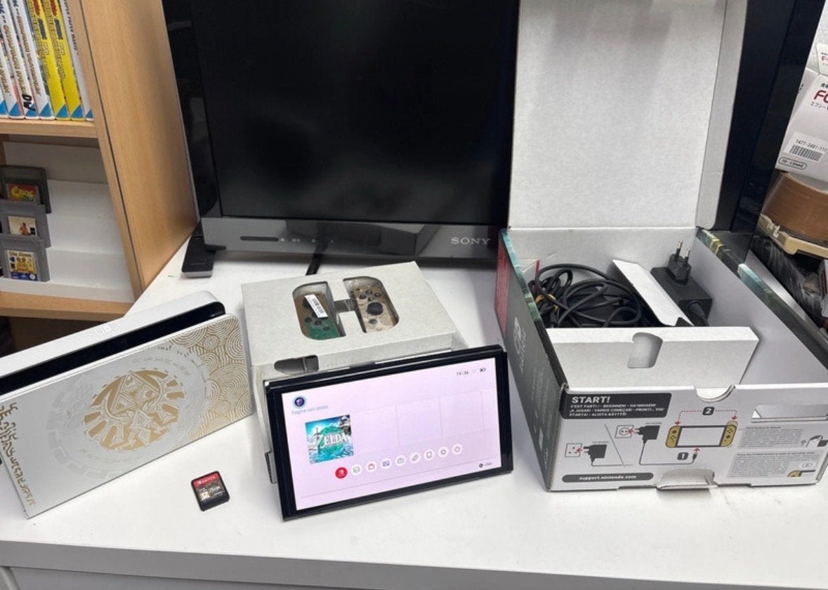 Nintendo Switch OLED Zelda Tears of the Kingdom Edition, Met 2 controllers, Ophalen of Verzenden, Zo goed als nieuw, Do