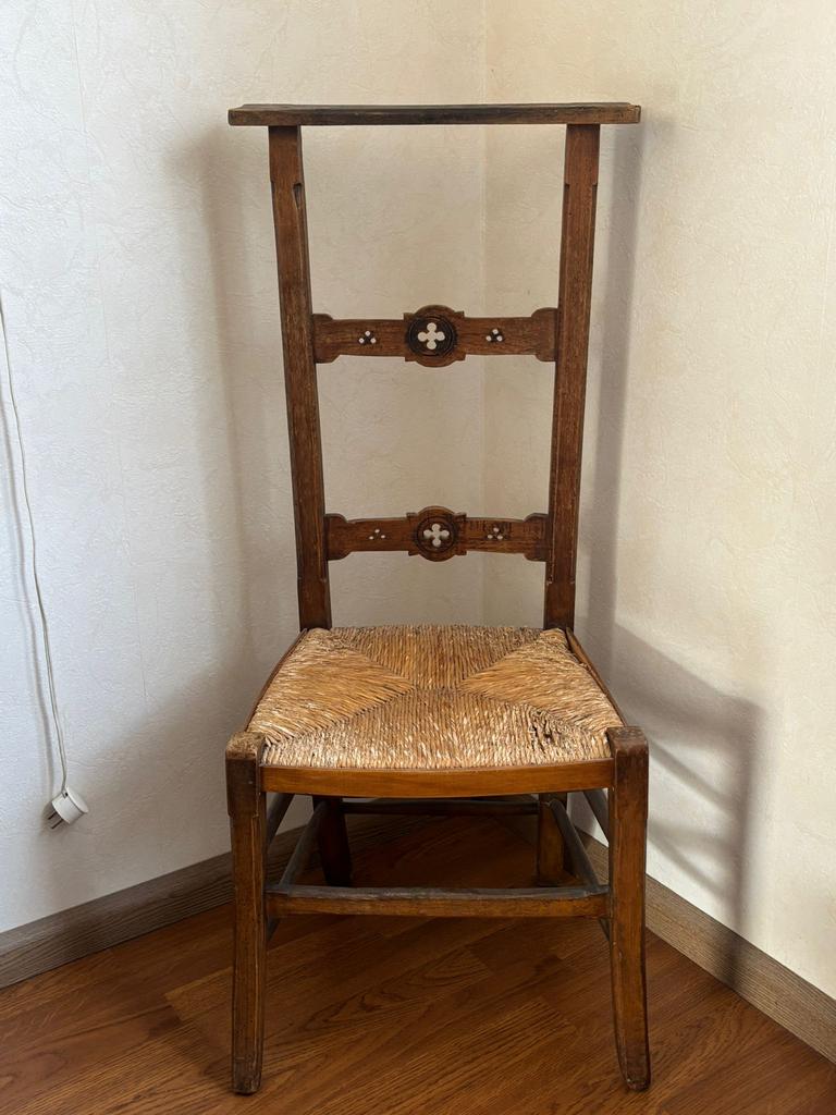 Antieke houten stoel met biezen zitting en knielbank, Antiek en Kunst, Ophalen
