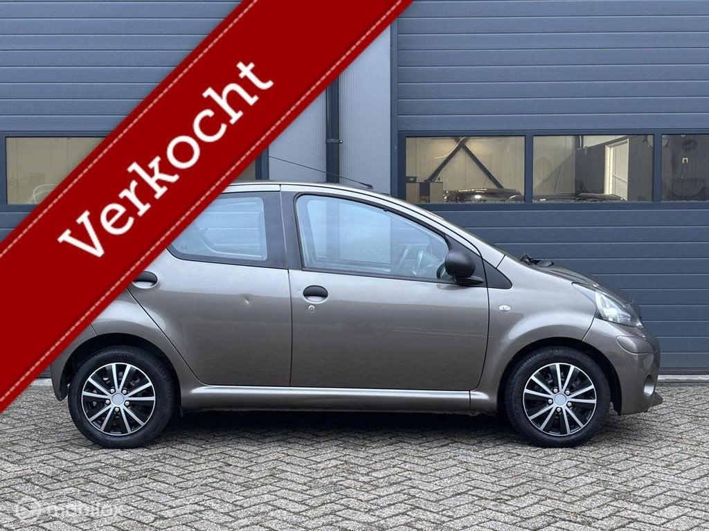Toyota Aygo 1.0 VVT-i Comfort Uitvoering // Bwj 2012, Voorwielaandrijving, Euro 5, Bruin, 4 stoelen