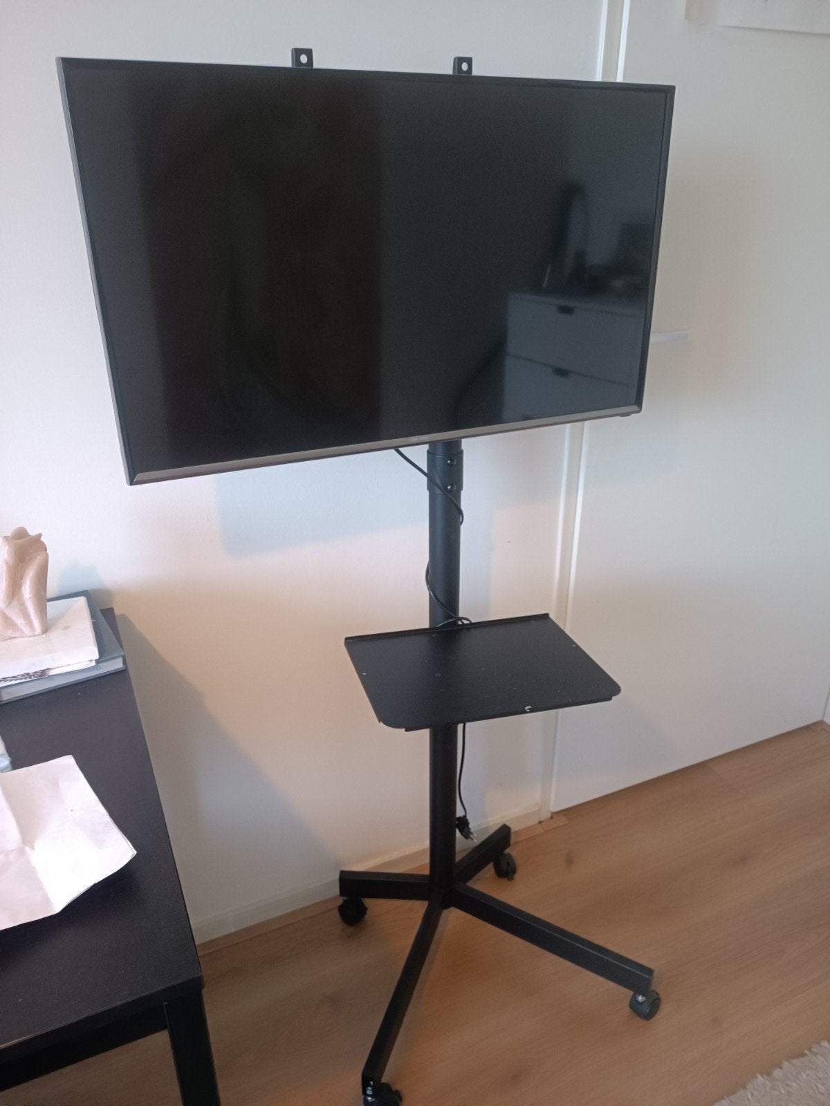 Samsung T32E310EW TV met verrijdbare standaard en Chromecast, Ophalen, LED, 50 Hz, Zo goed als nieuw