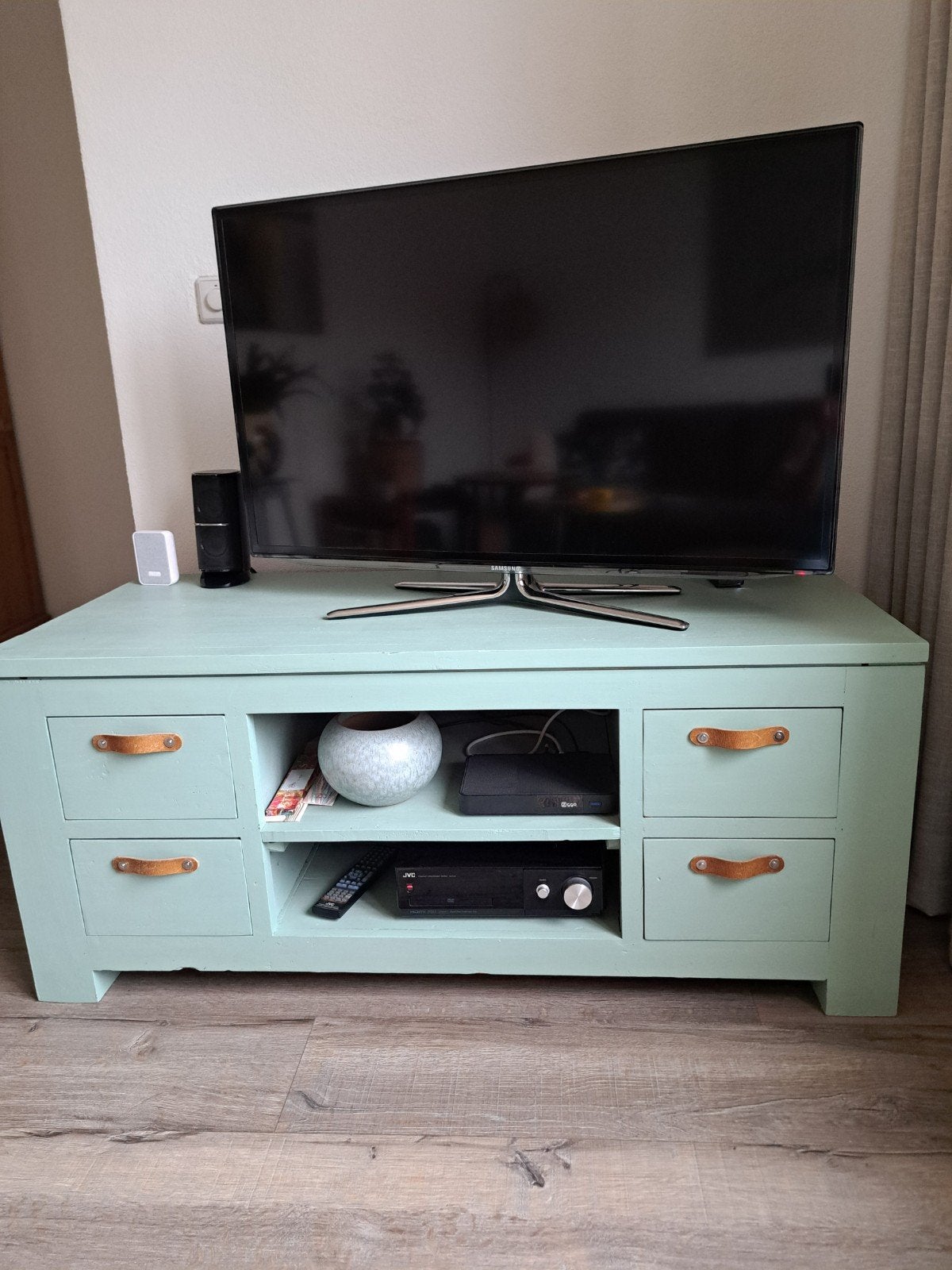 TV-meubel in mintgroen met leren handgrepen, Ophalen, Gebruikt, 100 tot 150 cm, Minder dan 100 cm