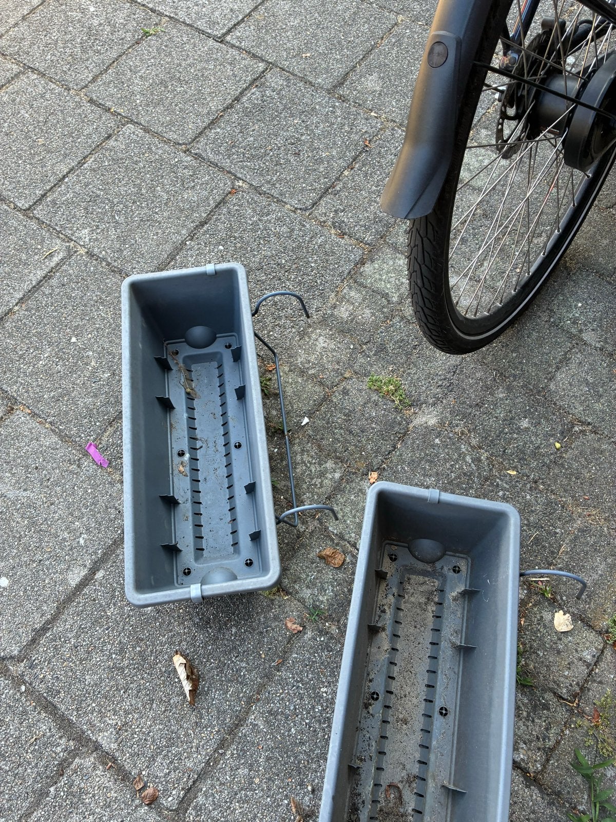 2 plantenbakken voor aan balkon inclusief beugels, Tuin en Terras, Bloembakken en Plantenbakken, Ophalen, Kunststof, Gebruikt