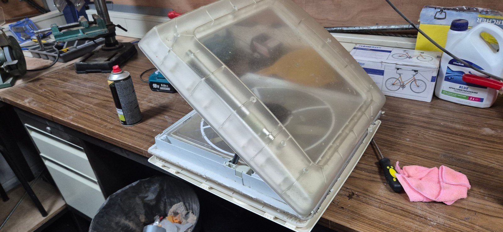 Thule Dakluik met ventilator 40x 40 cm, Caravans en Kamperen, Ophalen of Verzenden, Gebruikt