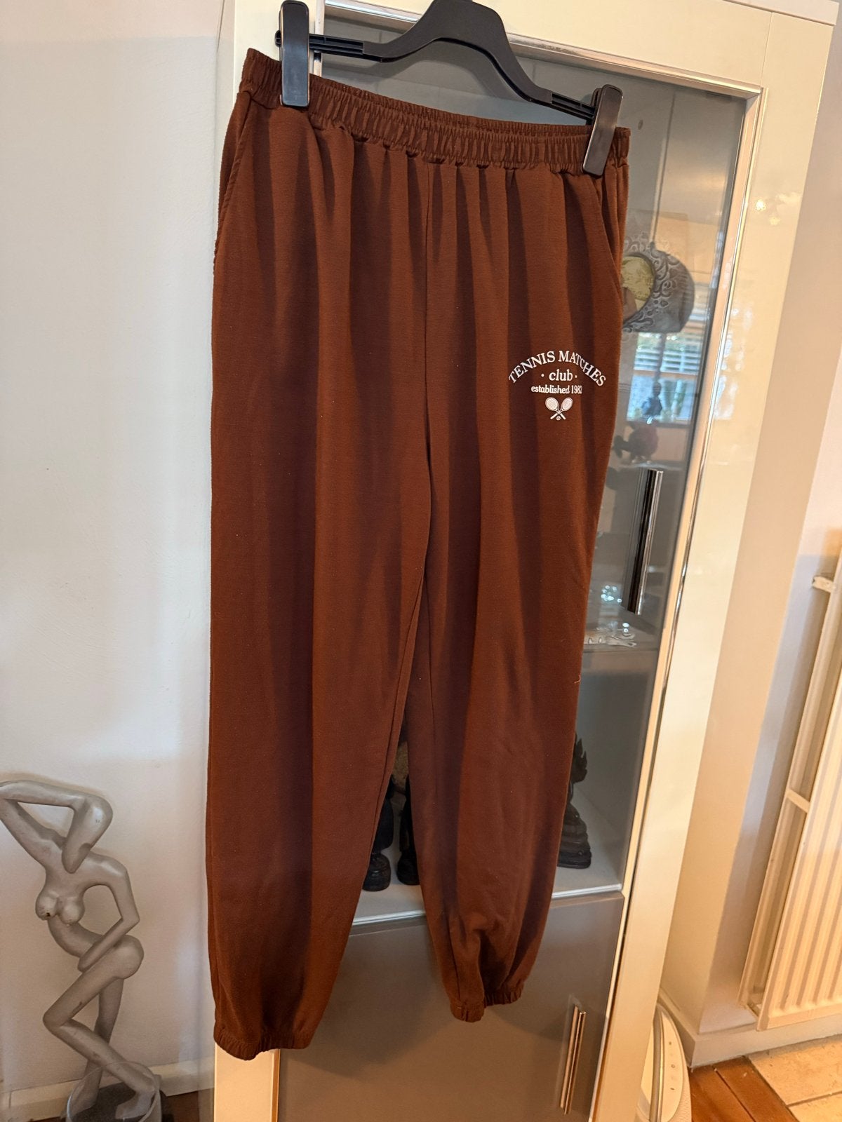 Shein Bruine Joggingbroek "Tennis Matches Club" Maat XL, Bruin, Maat 46/48 (XL) of groter, Ophalen of Verzenden, Zo goed als nieuw
