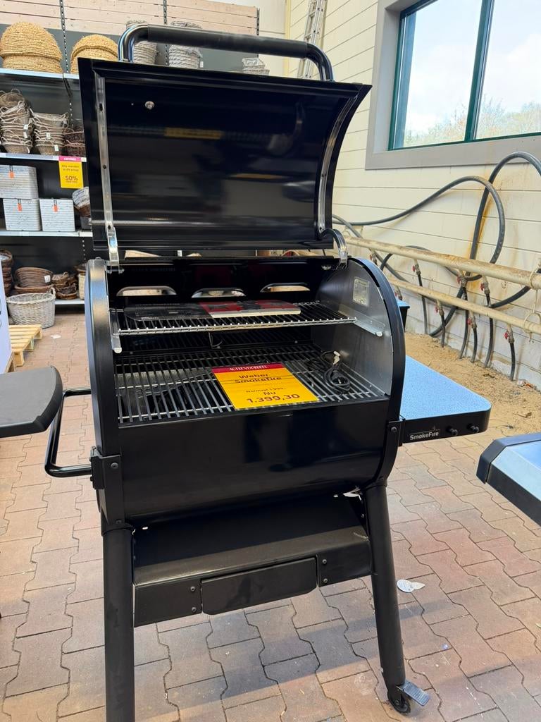Weber EPX4 Smokefire stealth edition showmodel, Tuin en Terras, Houtskoolbarbecues, Ophalen, Nieuw
