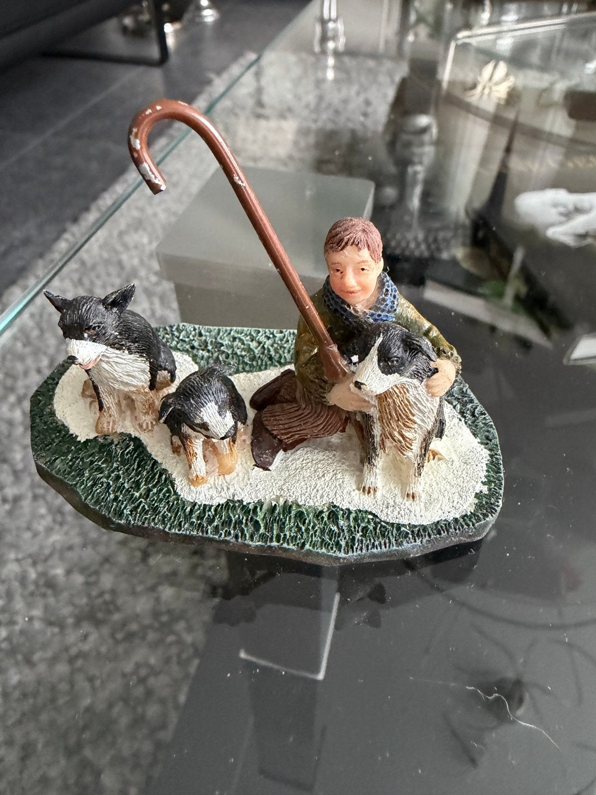 LuvillecHerdertje met honden beeldje - Decoratief, Ophalen of Verzenden, Zo goed als nieuw
